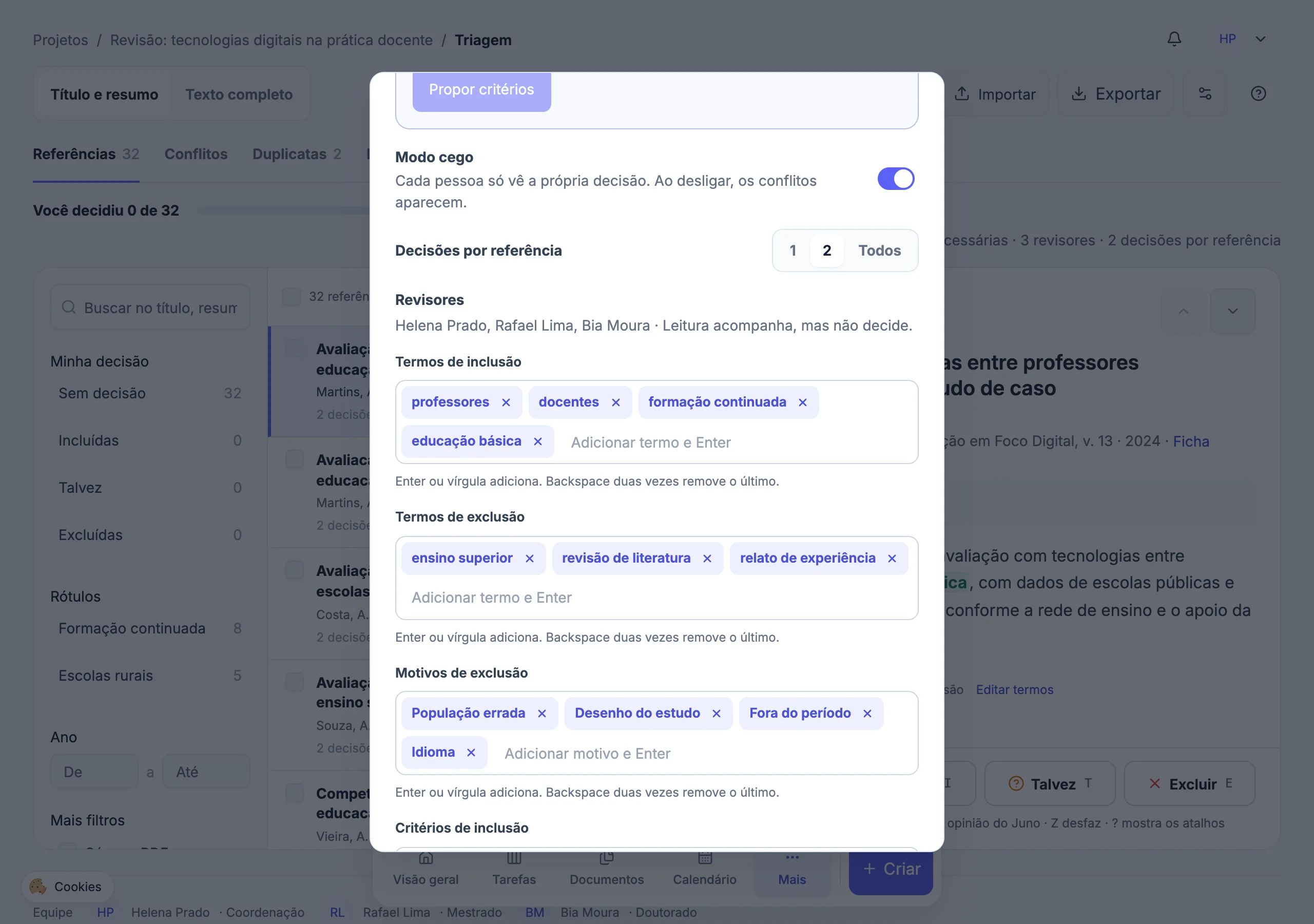 Janela Configurações da triagem com o modo cego ligado, duas decisões por referência, a lista de revisores e os termos de inclusão e de exclusão.